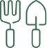 Outils de jardinage essentiels : une fourche à main et un transplantoir, parfaits pour creuser et planter.