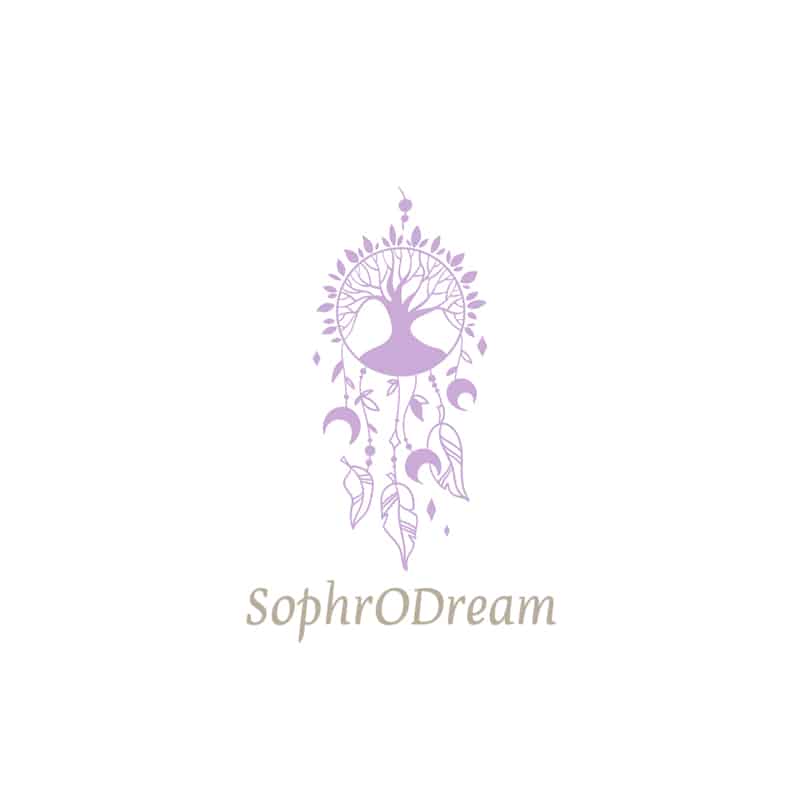 SophroDream: Logo sophrologie, arbre de vie et attrape-rêves Logo SophrODream: attrape-rêves violet avec arbre de vie, lunes et plumes. Évoque la sophrologie et le bien-être.